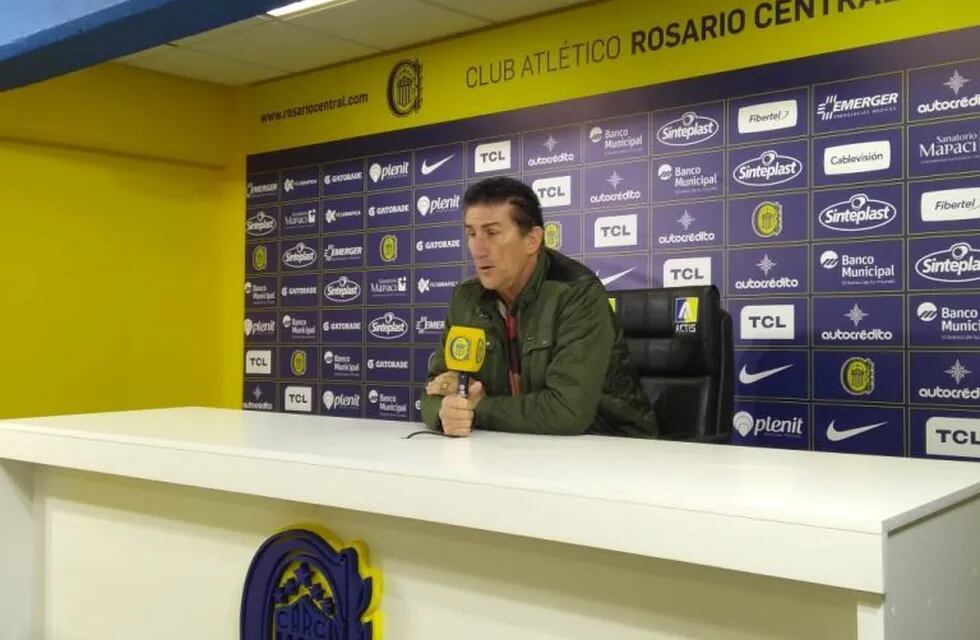 Edgardo Bauza en conferencia de prensa