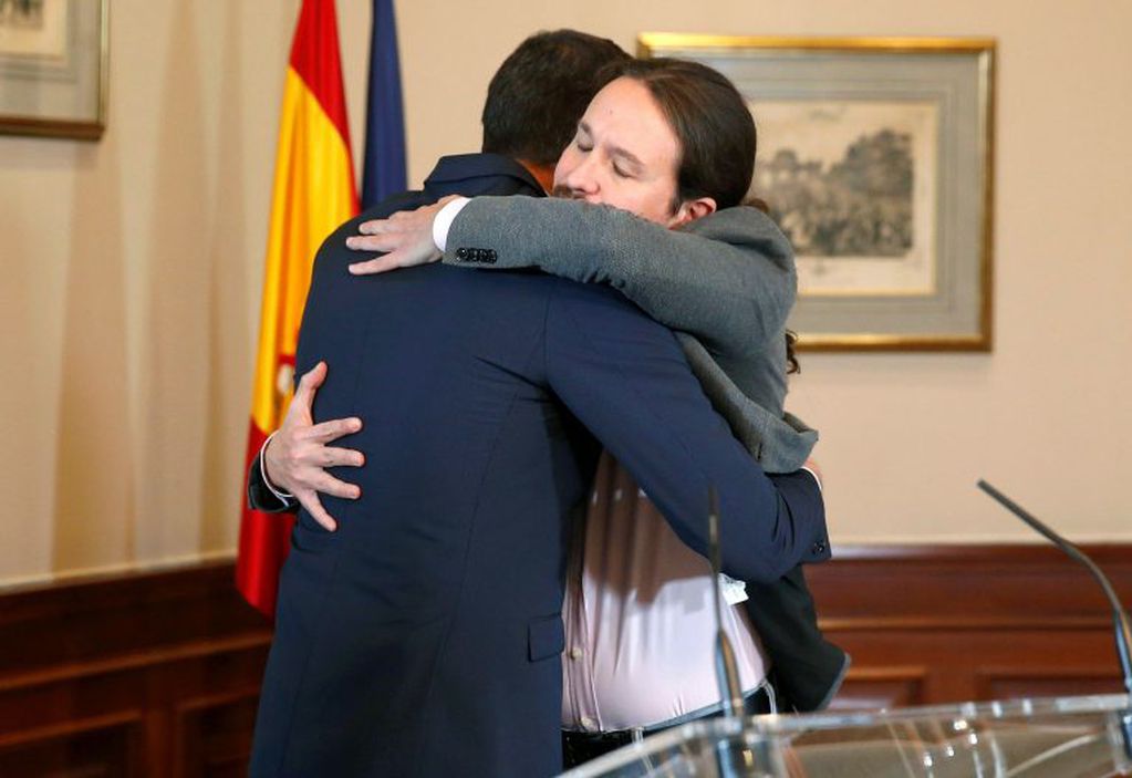 El presidente del Gobierno español en funciones, el socialista Pedro Sánchez, y el líder de Unidas Podemos, Pablo Iglesias, se abrazan en el Congreso de los Diputados. Crédito: EFE/Paco Campos.