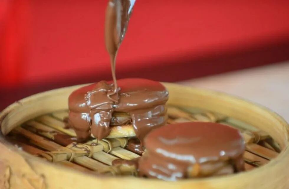 Alfajores cordobeses rellenos de dulce de leche y bañados en chocolae. Una delicia.