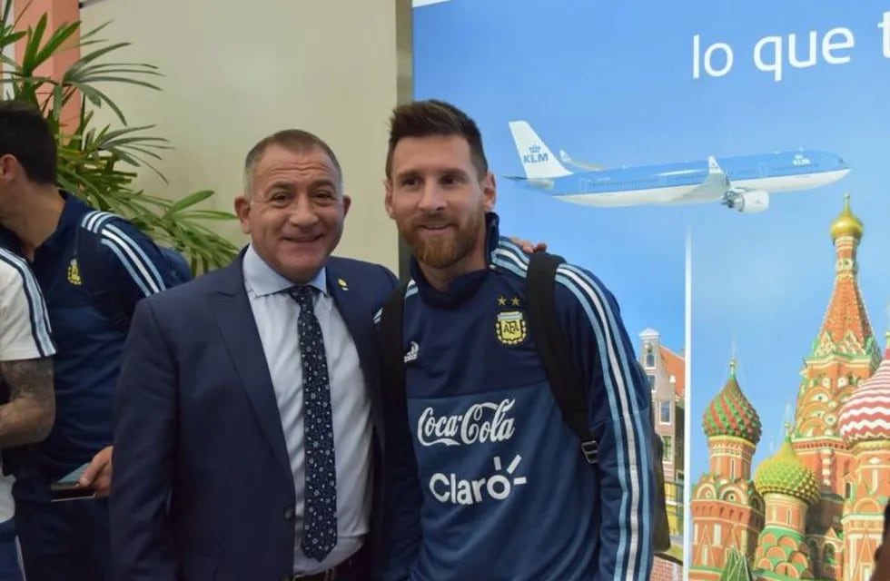 Con el mejor. Luis Juez le dio la bienvenida y también aliento a Messi y compañía.