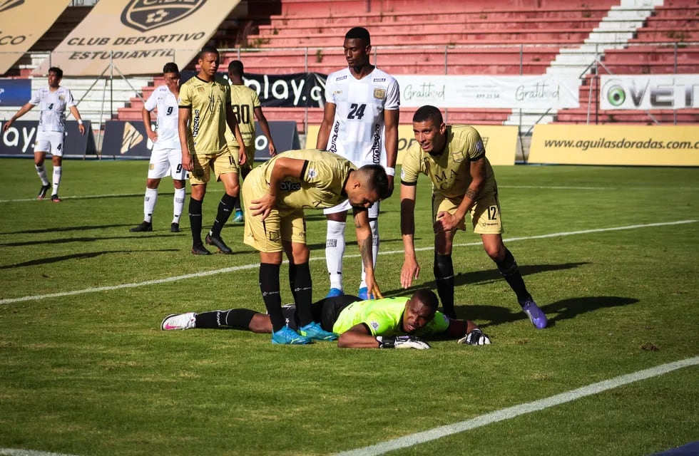 Por las bajas acumuladas por coronavirus, un equipo colombiano jugó con siete jugadores