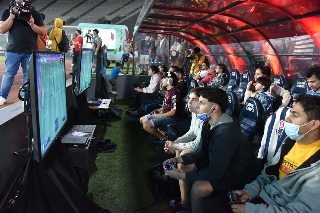 Torneo de Fifa Playstation en el kempes 
(Facundo Luque / La Voz)