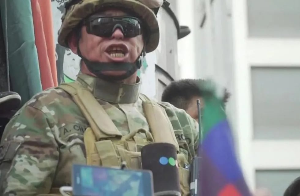 Militar ovacionado por manifestantes de Evo. (web)