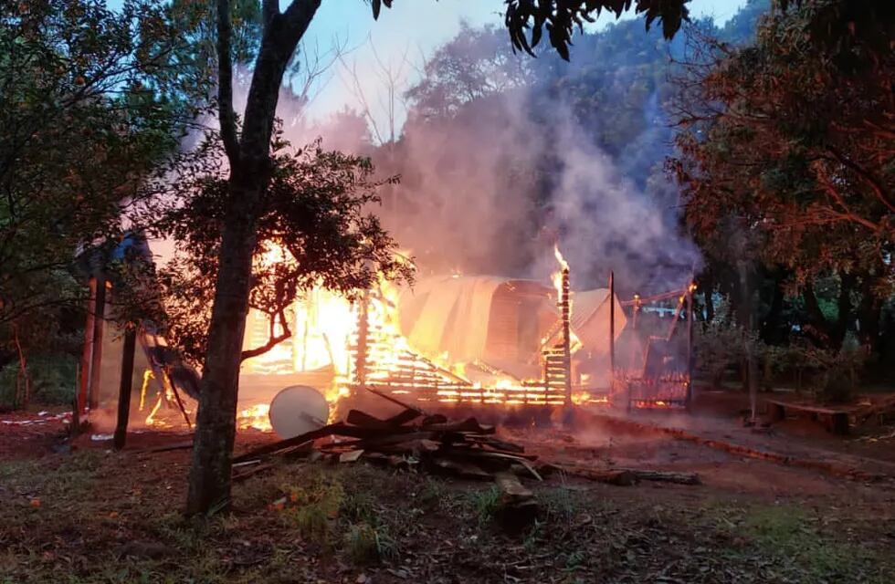 Un foco de incendio incineró una vivienda por completo en Colonia Alberdi.