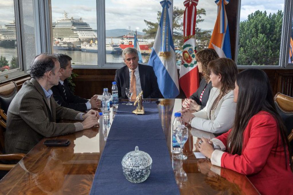 Embajador de Perú se reunió con funcionarios provinciales