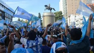 Miles de neuquinos festejaron el triunfo de Argentina y el pase a cuartos de final.