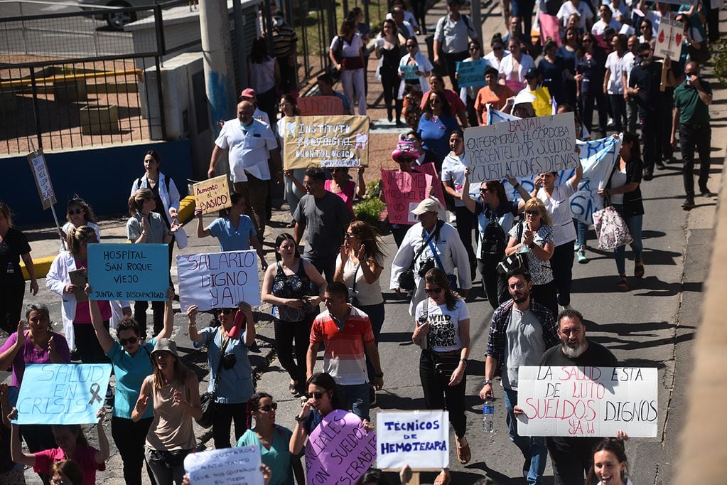 Avanza la protesta de los médicos hacia el Patio Olmos, Córdoba. (Pedro Castillo / La Voz)