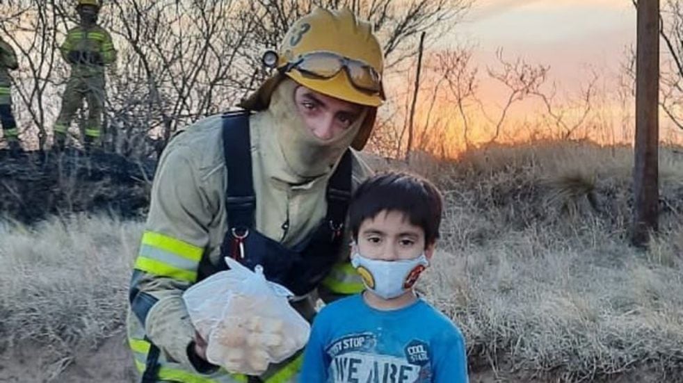 Lolo, el pequeño de 5 años que usó sus ahorros para comprarle criollos a los bomberos.