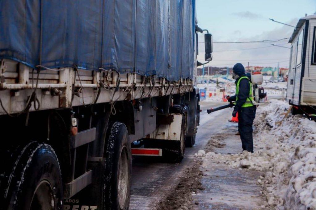 Posta Sanitaria al ingreso de la ciudad. Se desinfecta a todo camión de transporte de cargas, como así también se le toma la temperatura a los conductores.