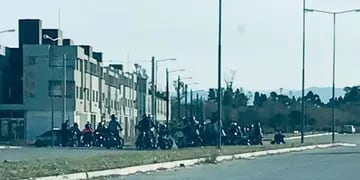 Los motoqueros se juntan a hacer picadas ilegales en barrio Procrear Parque Liceo