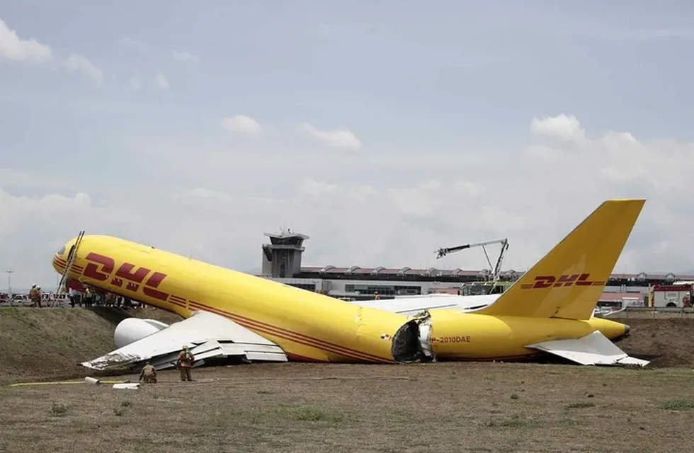 Así quedó el avión de DHL partido en la pista del aeropuerto de Costa Rica.
