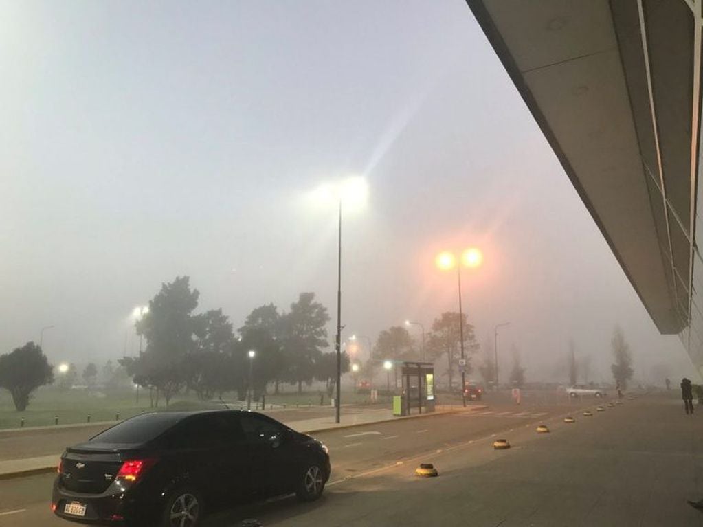 La niebla complicó una vez más las operaciones en el Aeropuerto Internacional Rosario "Islas Malvinas". (@rosario_vuela)