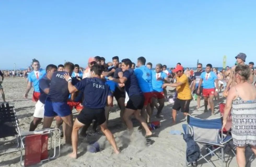 Dos equipos de rugby terminaron a las piñas en una playa de Río Negro