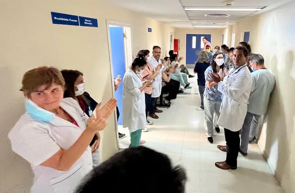 Protesta en el hospital de Río Cuarto, y mejoras salariales para los médicos de guardia (La Voz).