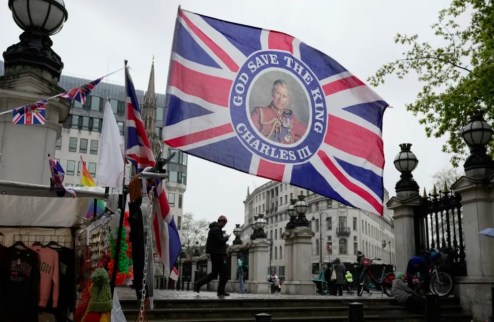 Una bandera con una imagen del rey Carlos III de Gran Bretaña a la venta para celebrar la coronación del rey Carlos III, en una tienda de Londres, el jueves 27 de abril de 2023. (AP Foto/Kin Cheung)