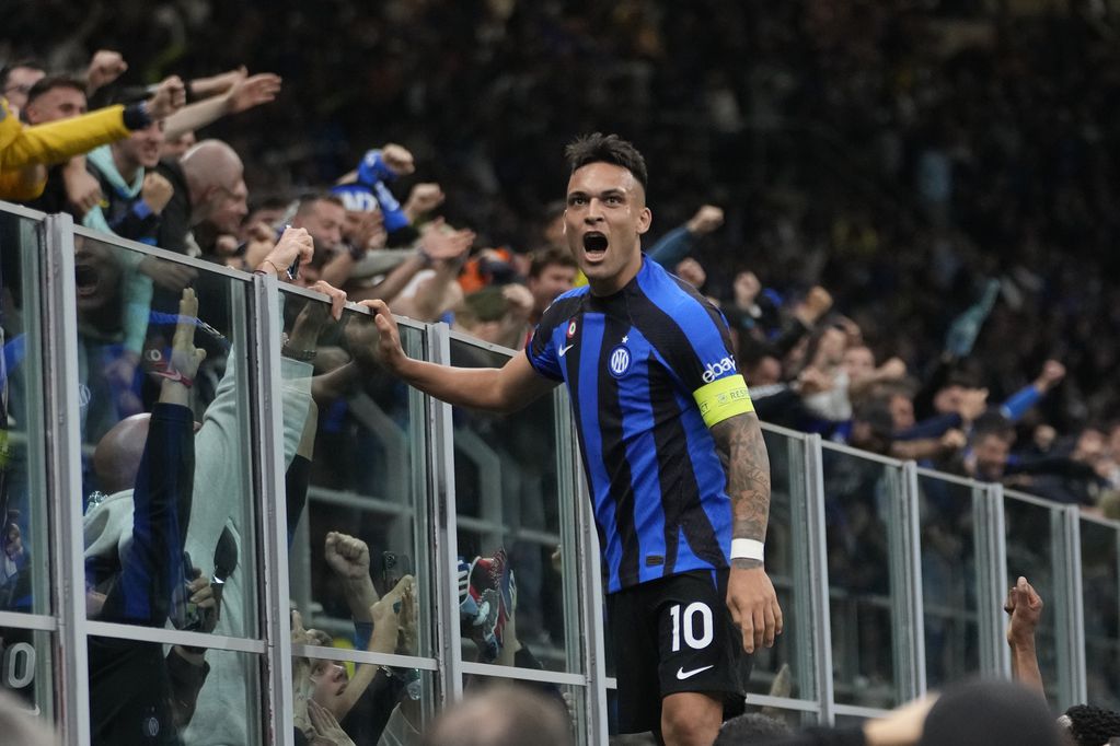 Lautaro Martínez celebra tras anotar el gol del Inter de Milán en la victoria 1-0 ante el AC Milan en la ida de las semifinales de la Liga de Campeones, el martes 16 de mayo de 2023. (AP Foto/Luca Bruno)