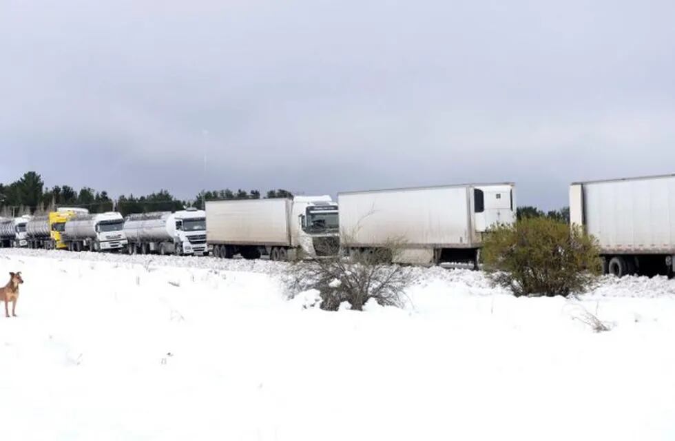 Imagen archivo. Los camioneros chilenos aguardan la apertura de la ruta nacional 40.