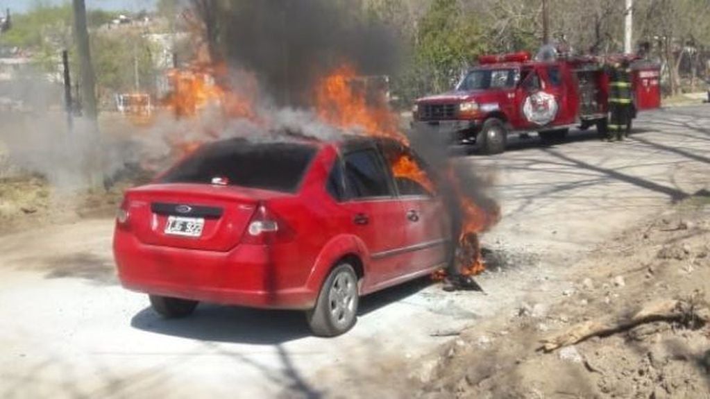 Se incendió un vehículo en el barrio Colinas de Carlos Paz