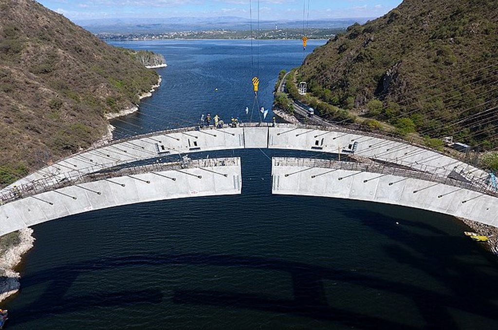 Se cerró el arco del puente que se construye sobre el lago San Roque.