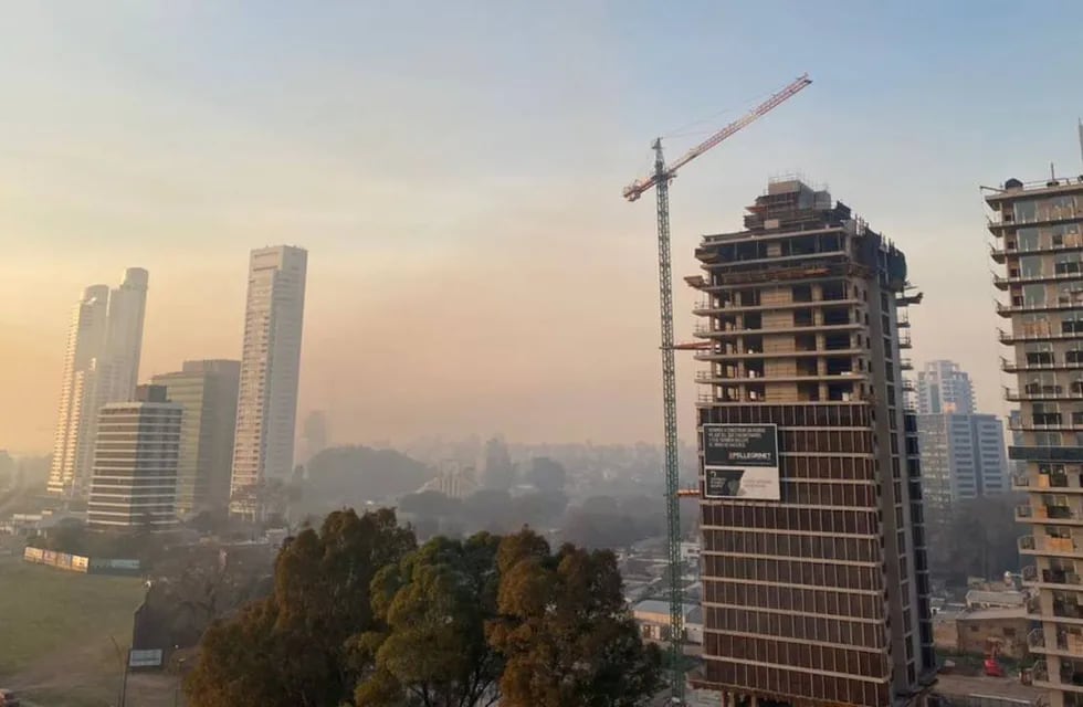 Este viernes, el aire fue irrespirable en Rosario por el humo. (@MauroYasprizza)