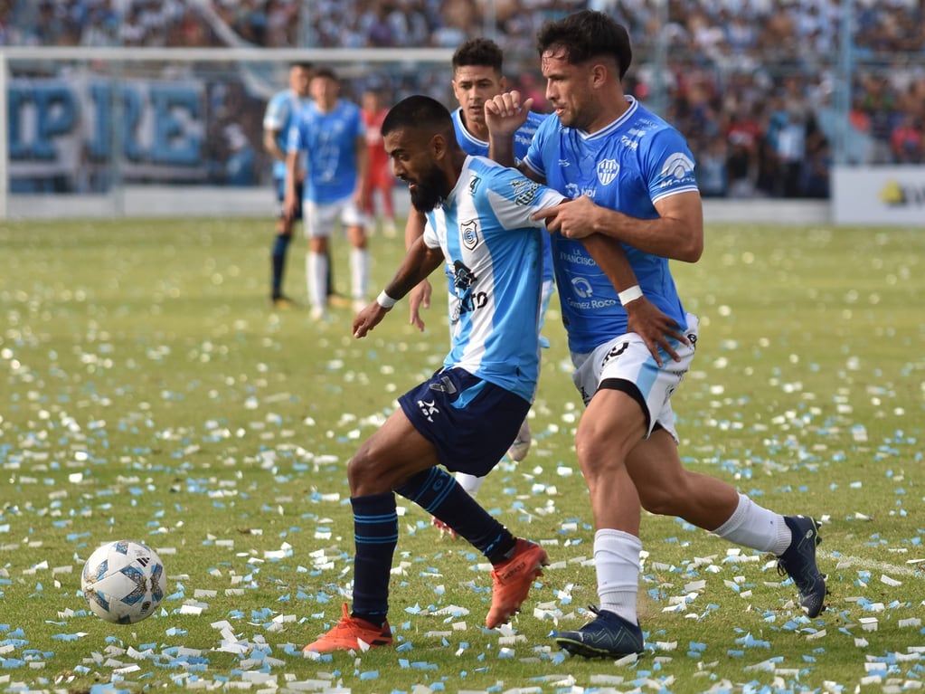 El defensor Jorge Juárez en una acción del partido disputado este domingo en Salta, al cabo del cual el "Lobo" jujeño sólo sumó un punto.