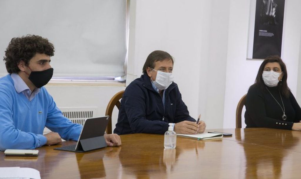 Rodolfo Suarez reunido con los ministros de Gobierno.