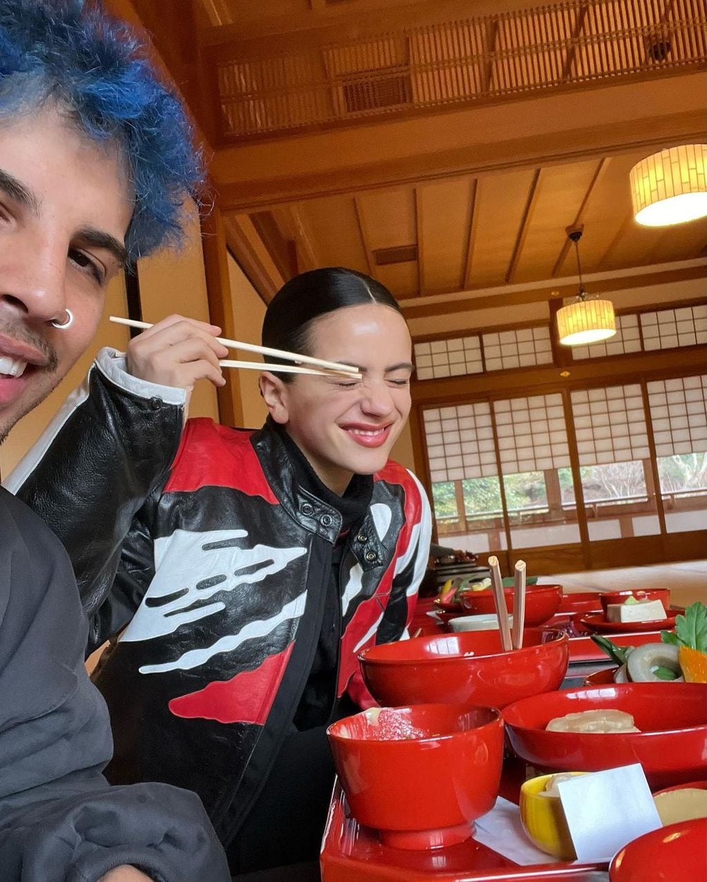 Así festejó Rosalía la Navidad desde Japón