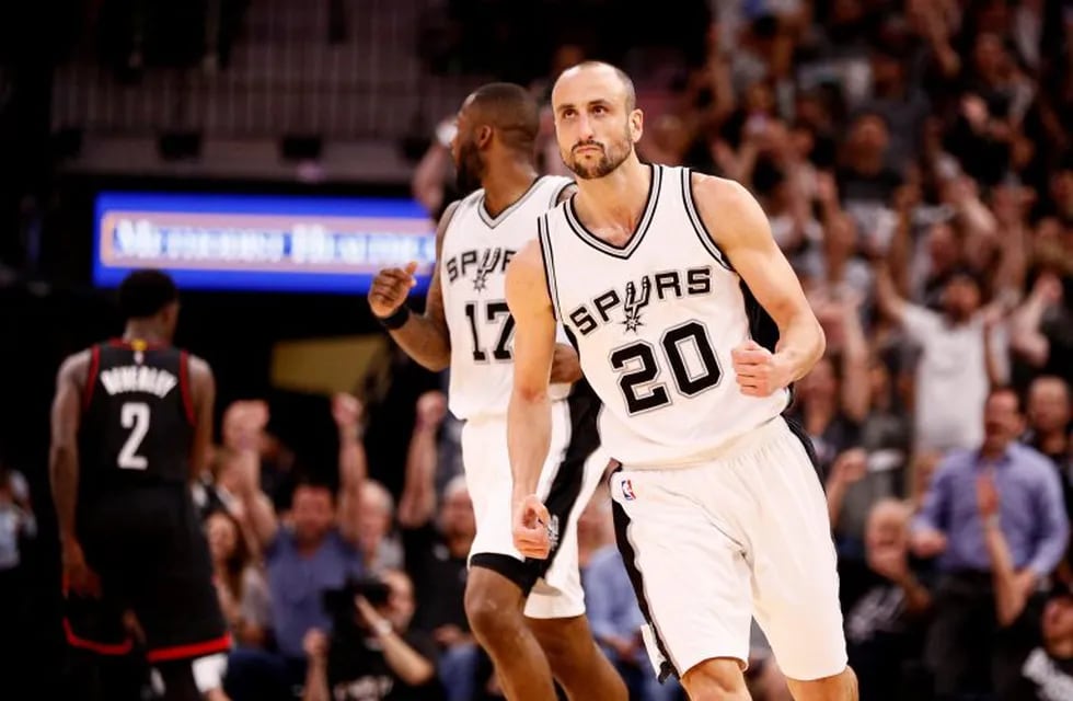 May 9, 2017; San Antonio, TX, USA; San Antonio Spurs shooting guard Manu Ginobili (20) reacts after a shot against the Houston Rockets during the second half in game five of the second round of the 2017 NBA Playoffs at AT&T Center. Mandatory Credit: Soobum Im-USA TODAY Sports eeuu San Antonio emanuel Ginobili basquet liga NBA basquetbolistas partido Spurs vs Rockets