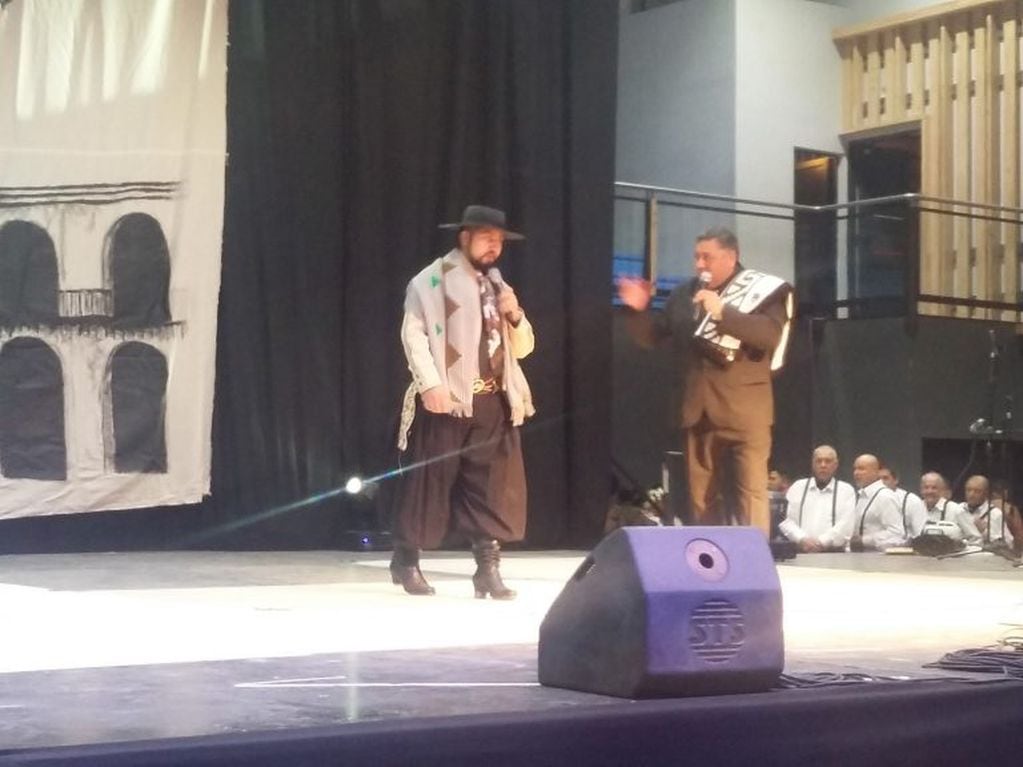 Cristian Armani y Claudio Juárez (La voz del Festival de Cosquín). Armani fue seleccionado en la categoría Locutor Animador.