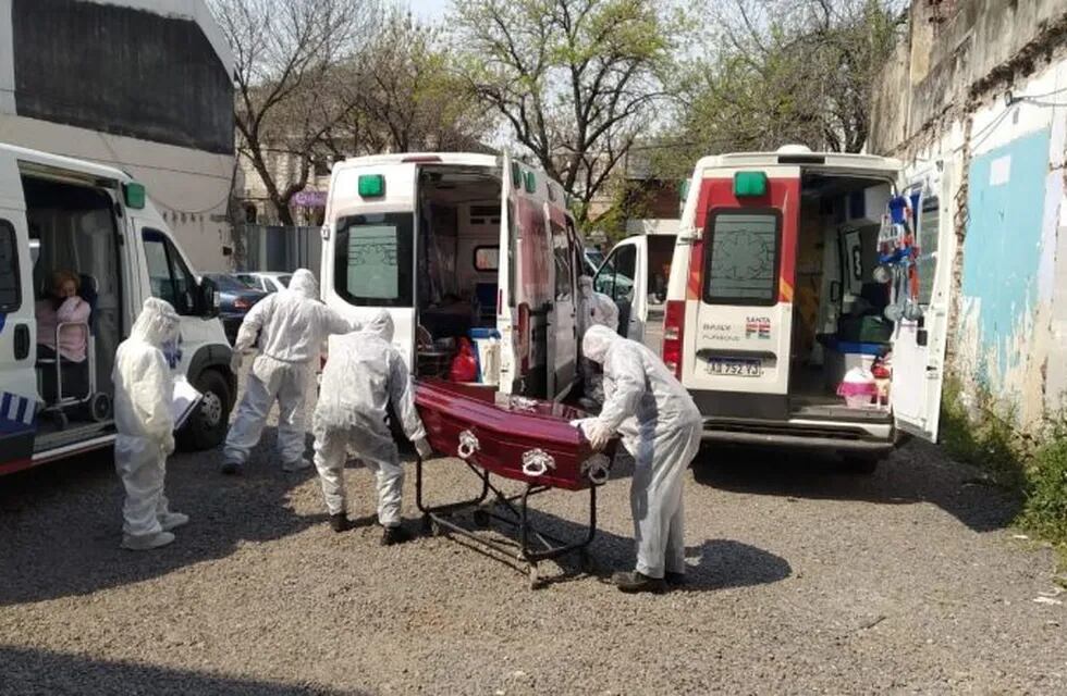 En el Hospital Italiano Rosario Centro coincidieron cuatro ambulancias. (@rodrigomiro76)