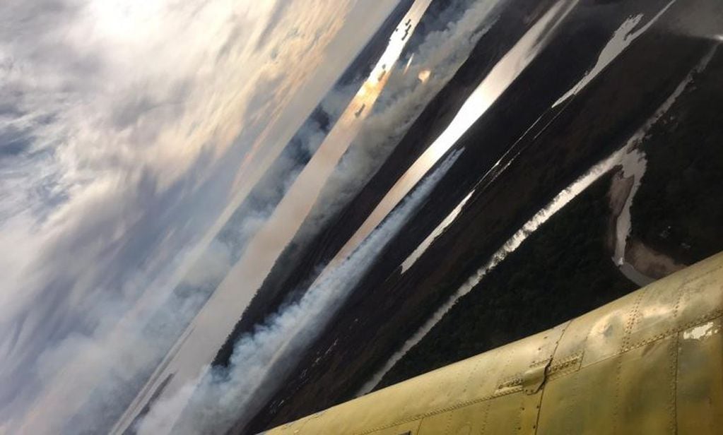 Un avión hidrante del Servicio Nacional de Manejo del Fuego (SNMF) sobrevoló incendios en Rosario y Villa Constitución. (@juanmburgoa)