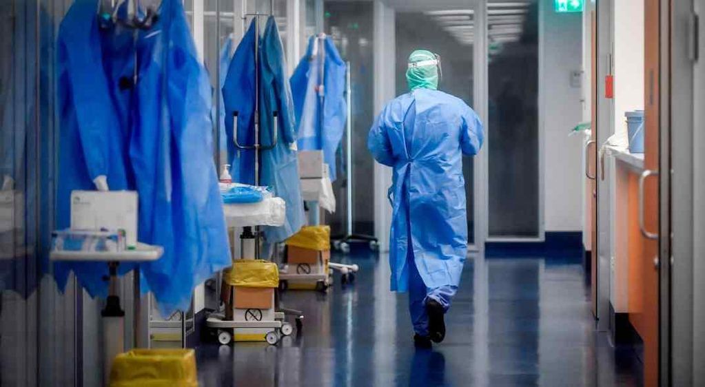 Un trabajador de la salud en plena jornada laboral en medio de la pandemia de coronavirus. (AP / Archivo)