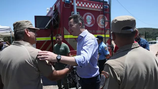 Manuel Calvo, con los efectivos que combaten el incendio en Tala Cañada (Gobierno de Córdoba).