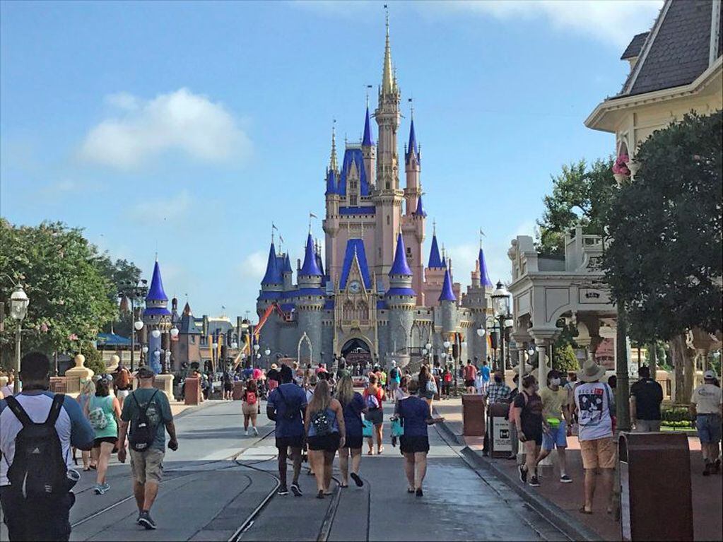 El uso obligatorio de cubrebocas y distanciamiento social serán obligatorios en la reapertura de Disney (Foto: Gabrielle Russon/Orlando Sentinel via AP)
