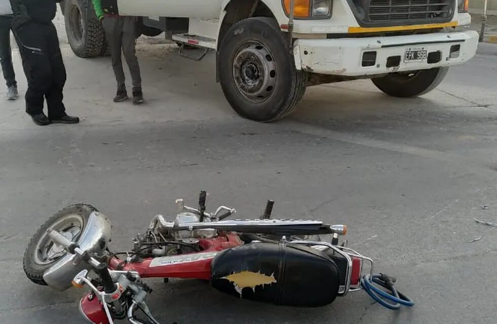 Alta Gracia: accidente vial entre una moto y un camión.