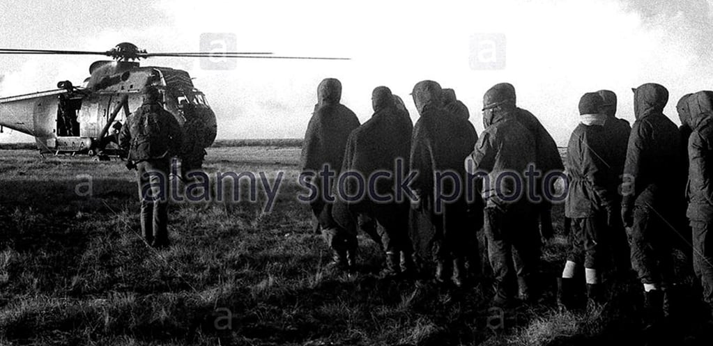 Prisioneros argentinos por volar al campo de San Carlos.