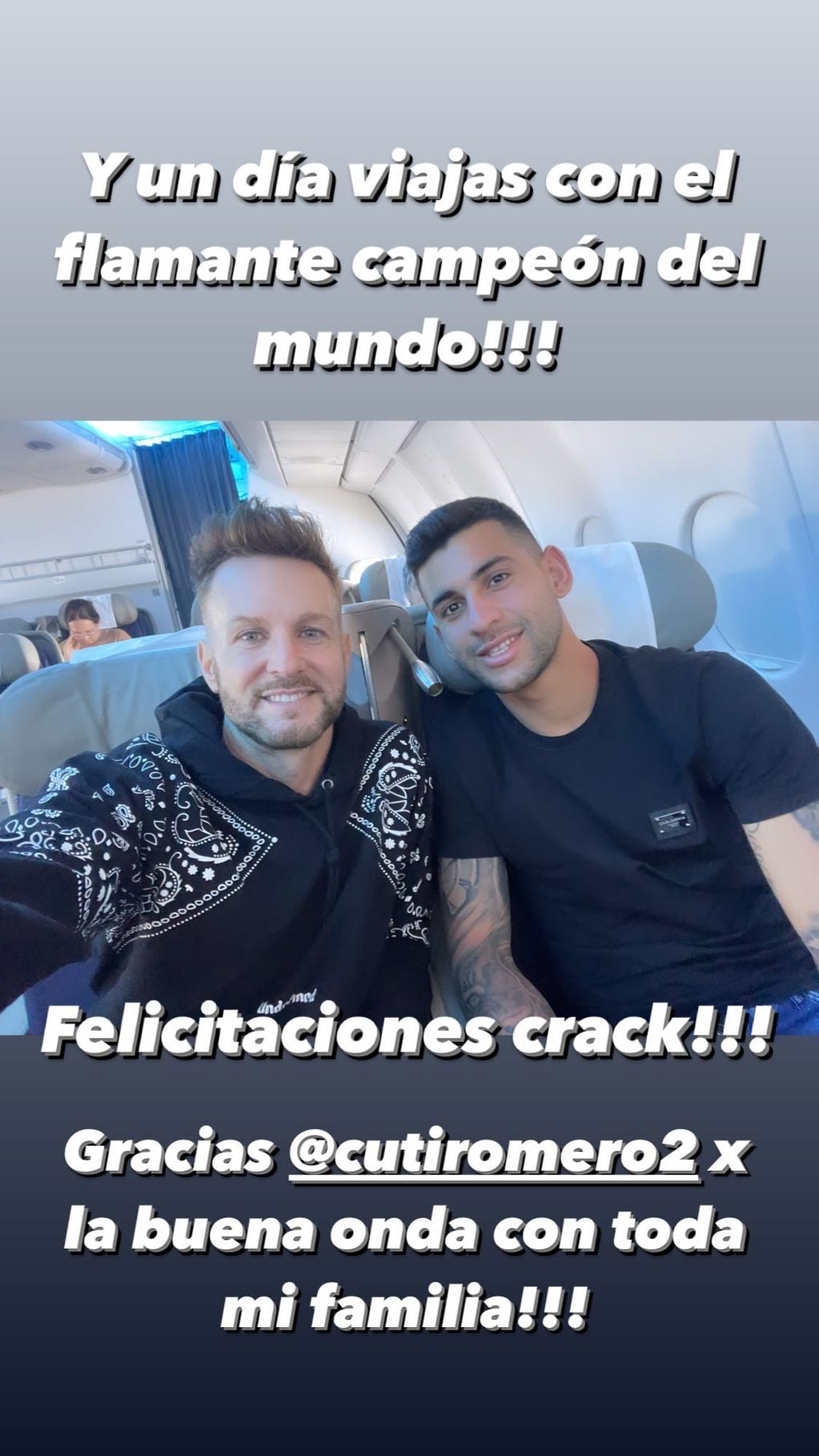 Axel se cruzó a Cristian Romero en un avión y retrató el momento en sus redes sociales.