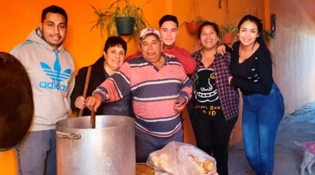 La familia Soria es la que cocina las viandas (Facebook)