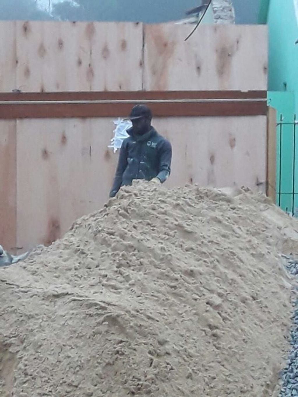 Senegaleses trabajando en una obra ilegal (crédito: VíaPaís)