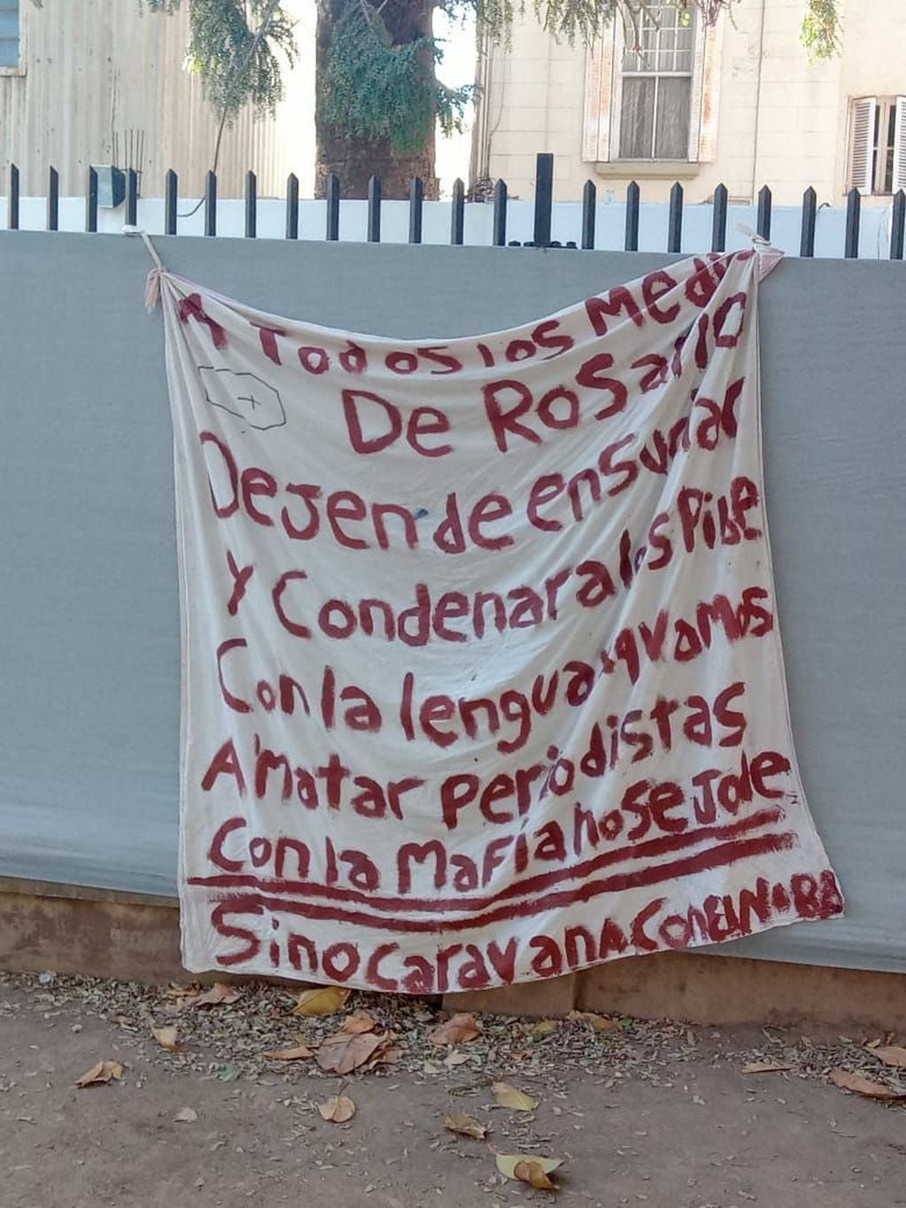 Sobre Avenida Belgrano colgaron una sábana escrita con aerosol rojo.