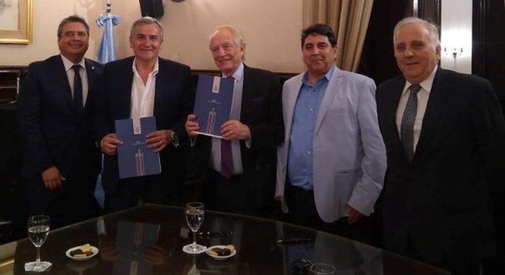 El gobernador Morales y el vicerrector Yanzi Ferreira, con funcionarios de la UNC y el titular de la Casa de Jujuy en Córdoba, Alberto Cura.