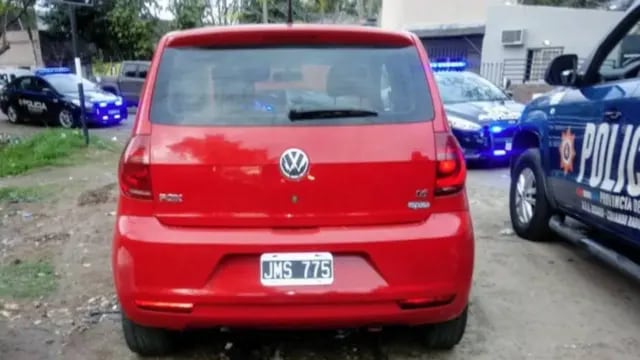 Volkswagen Fox rojo en el que se desplazaban los supuestos asesinos de Argüelles