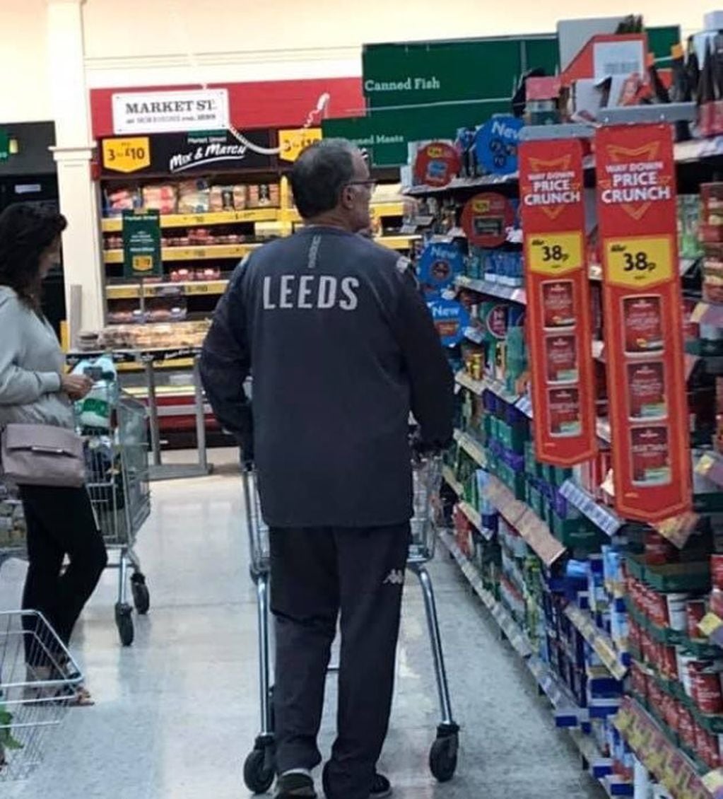 Marcelo Bielsa sorprendió a todo Leeds en un supermercado. (@FOREVERLEEDSMOT)