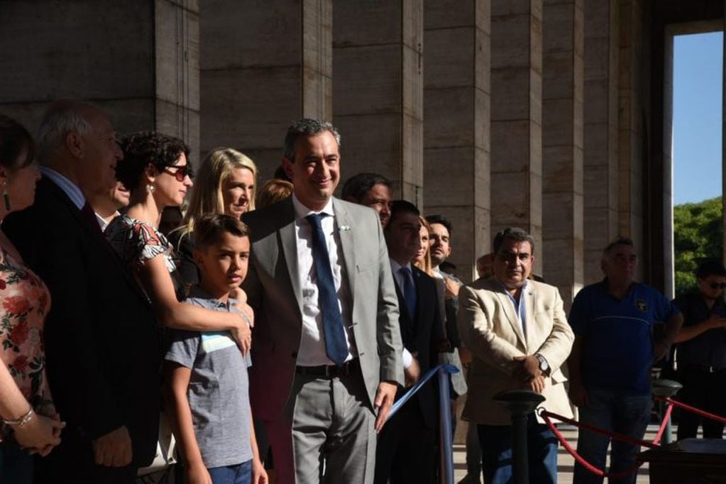 Pablo Javkin fue acompañado por su familia en la firma del acta de asunción a la intendencia de Rosario. (Prensa Javkin)