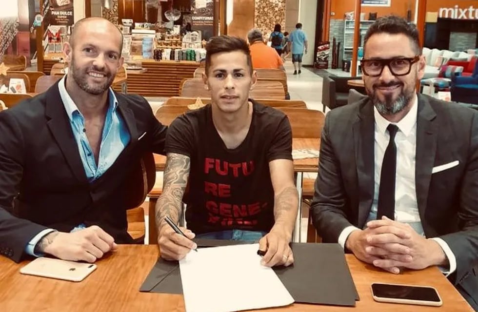 El lateral que pasara por Talleres firmó su contrato de representación con la empresa del ex zaguero de Racing.