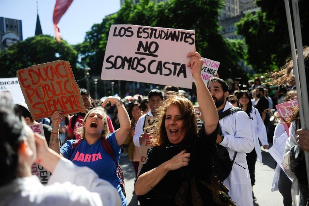 Masiva manifestación en defensa de las universidades públicas en la ciudad de Buenos Aires. (Federico López Claro / La Voz)
