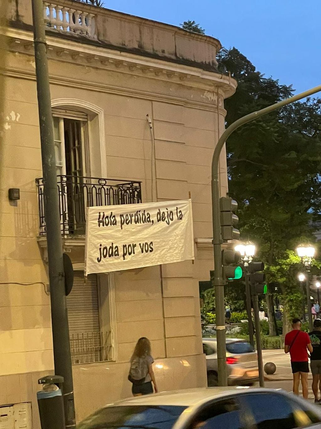 Los enigmáticos carteles que aparecieron en Córdoba: "Hola perdida, dejo la joda por vos".