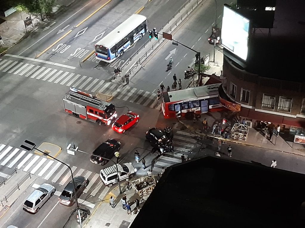 Un auto cruzó el semáforo en rojo y un colectivo terminó incrustado en una pizzería