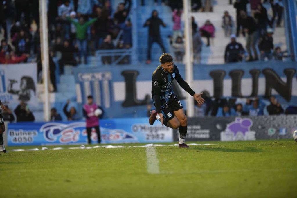 Franco Coronel fue quien macó el 1-0 para Racing de Nueva Italia en su encuentro ante Tristán Suárez por la fecha 28 de la Primera Nacional. (Javier Ferreyra / La Voz)