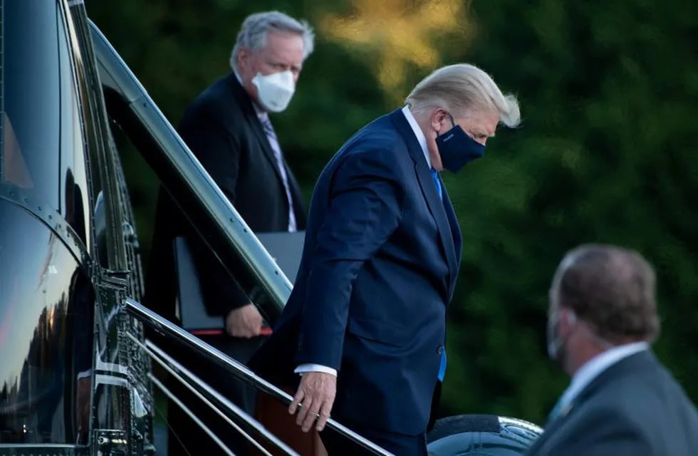 TOPSHOT - White House Chief of Staff Mark Meadows (L) watches as US President Donald Trump (C) walks off Marine One while arriving at Walter Reed Medical Center in Bethesda, Maryland on October 2, 2020. - President Donald Trump will spend the coming days in a military hospital just outside Washington to undergo treatment for the coronavirus, but will continue to work, the White House said Friday (Photo by Brendan Smialowski / AFP)
